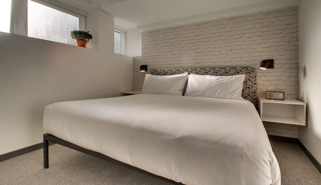 Compact & Contemporary Stay Ideal for Business Travelers – Work & Relax