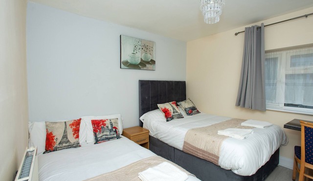 Compact Studio 20 minutes to London via fast train