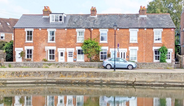 Compass Cottage , Emsworth - a cottage that sleeps 4 guests in 2 bedrooms