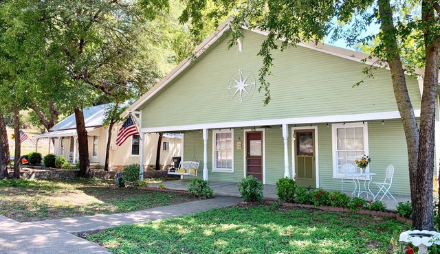 Compass Cottage in Historic Glen Rose