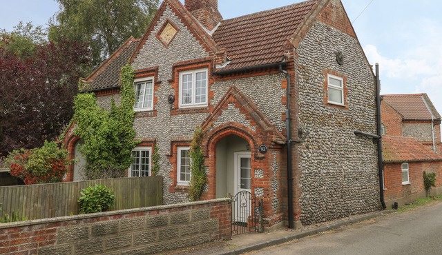 COMPASS COTTAGE, pet friendly, with open fire in Sheringham