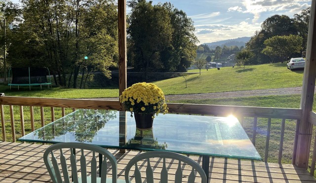 Compass Rose: Orient yourself! 3 bedroom peaceful retreat on the lake