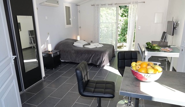 COMPLETE ACCOMMODATION with GARDEN LIVING ROOM and PARKING Free