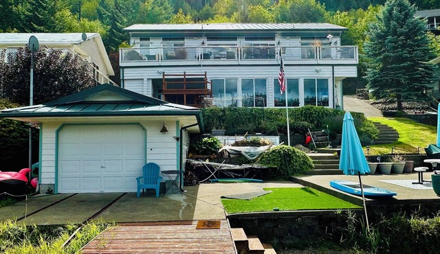 Complete apartment with separate entrance, sunroom, paddle boards, kayaks, etc.