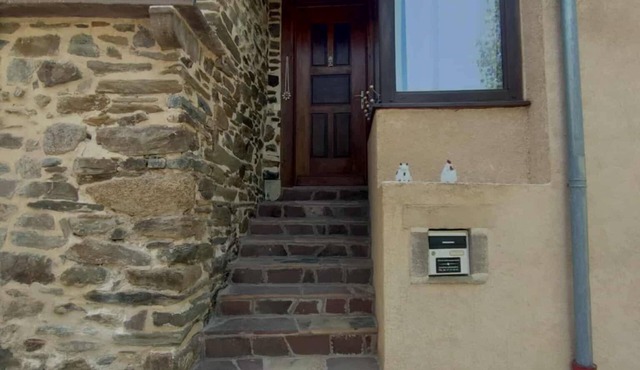 Complete house sleeps 5 In the center of the village of Truel, on the banks of the Tarn river