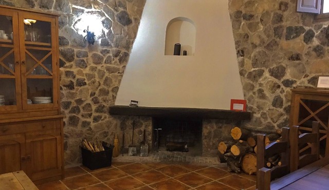 COMPLETE HOUSE WITH FIREPLACE IN THE VALLEY OF JERTE.