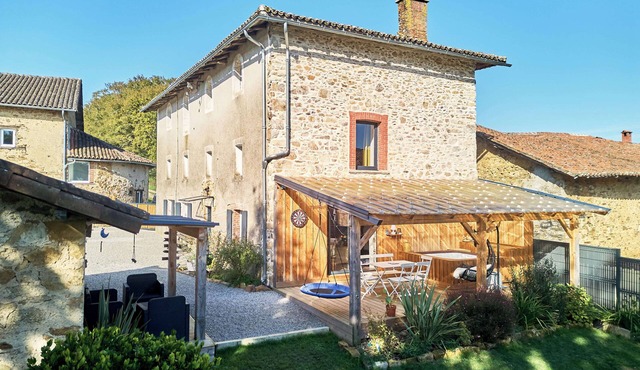 Complete non-smoking gîte for 11 people with jacuzzi and enclosed garden