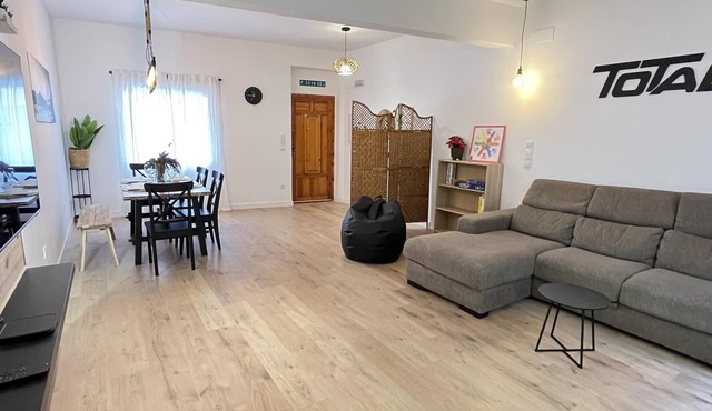 Complete rural house for 6 people in Pedralba (Valencia).