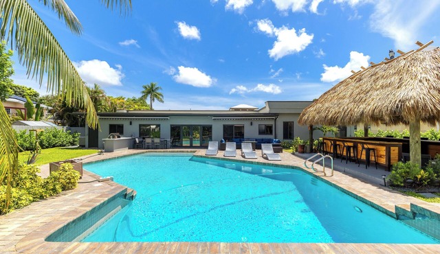 Complete Tropical Staycation,Heated Pool, Pool Table, 5 bedrooms, 9 beds, 4 bath