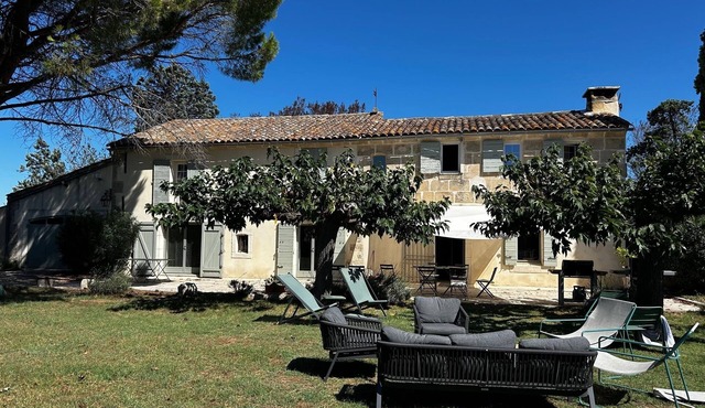 Completely renovated, air-conditioned Provencal farmhouse in the heart of nature