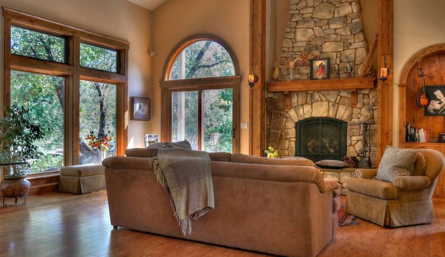 Completely Private Retreat Six Minutes from Town