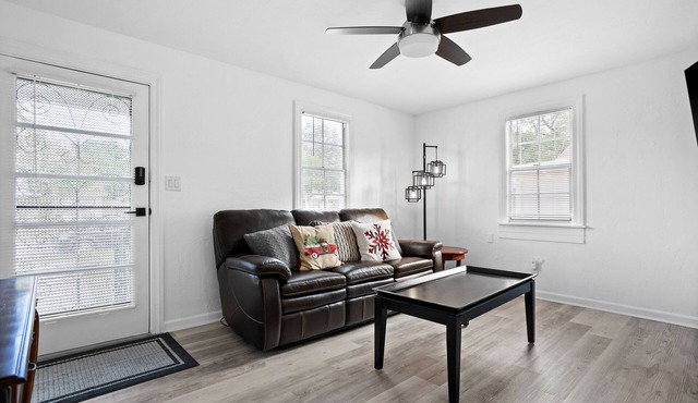 Completely Refinished Home Fresh 2 bedroom 5 miles from downtown and the beach