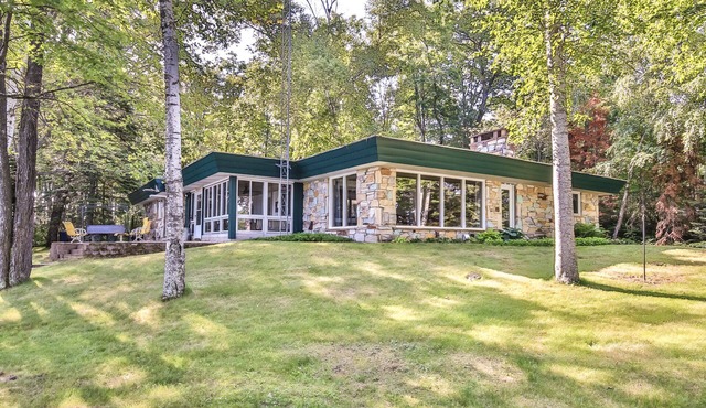 Completely remodeled Lakefront home at the end of a peninsula