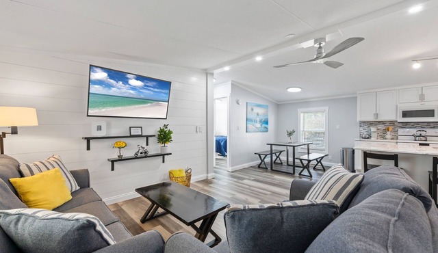 Completely remodeled 3BR/2BA,PET friendly,5min from Hurlburt Field,fully fenced