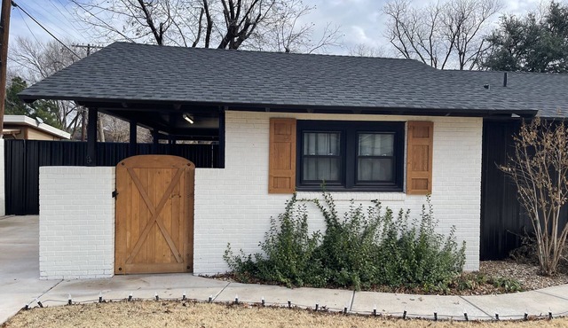 Completely remodeled 1 bedroom guest house, close to TTU and Hospitals