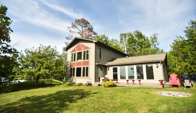 Completely remodeled 4bd/2ba Lake Home, Near Snowmobile Trails and a Gas Station