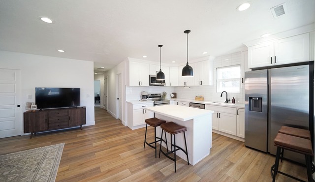 Completely Remodeled Adorable 3-bedroom entire house, central Provo