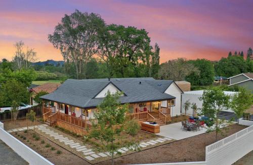 Completely Remodeled Farmhouse With Stunning Views Of Dry Creek Valley
