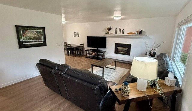 Completely Remodeled 3-bedroom, 1 bath house, base of Chugach Mtns in Anchorage!