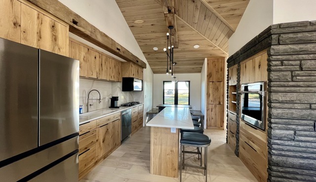 Completely remodeled luxury 3 bedroom, 3 bathroom House in quiet country setting