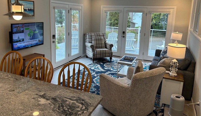 Completely Remodeled Lake House w 3 bedrooms 2 bath, deck & amazing beach view