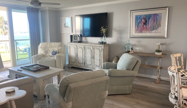 Completely renovated 1 bedroom on first floor Sabine Yacht and Racquet Club