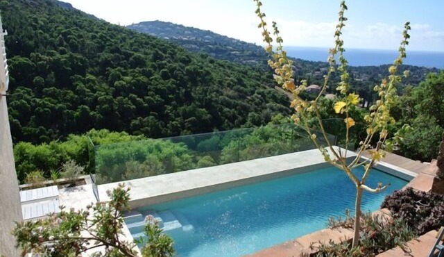 Completely renovated villa for 10 people with a view of the sea and swimming pool