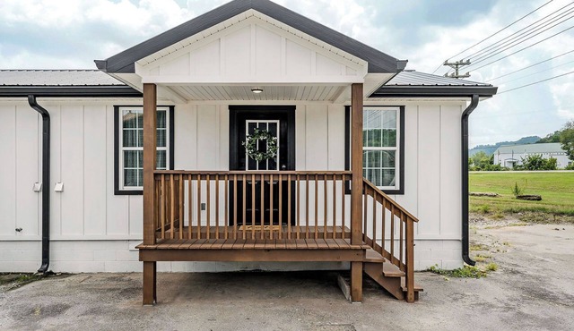 Completely renovated 2 bedroom apartment in quaint Celina