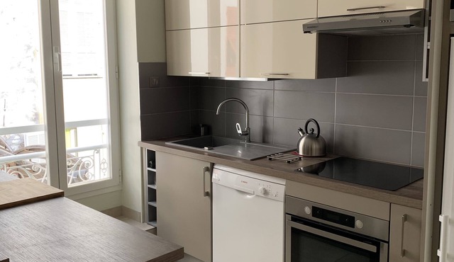 Completely renovated 2-room Libération apartment