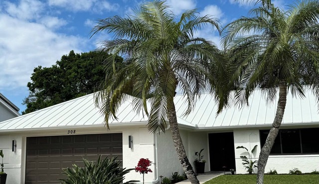 Completely renovated 3-bedroom, heated pool home, privacy, near Naples beach!