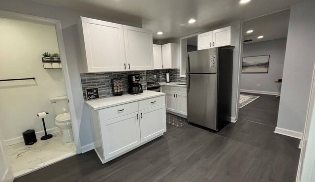 Completely renovated apartment that is located in the heart of Downtown Oxford!