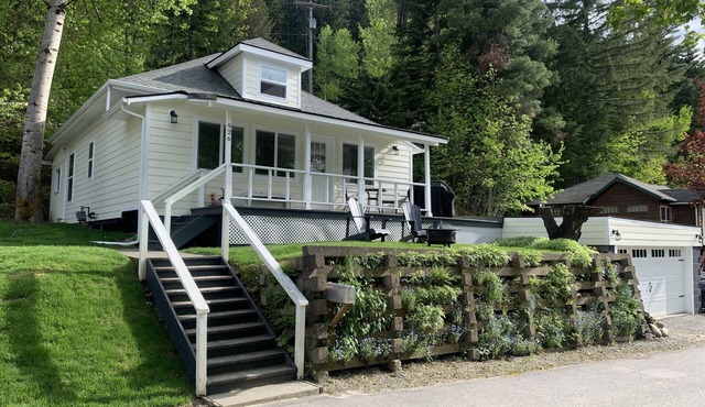 Completely renovated bungalow on South Hill steps from quaint downtown Wallace!