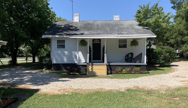 Completely renovated Farm Cottage with 2 Queen B/Rs & 1 full bath