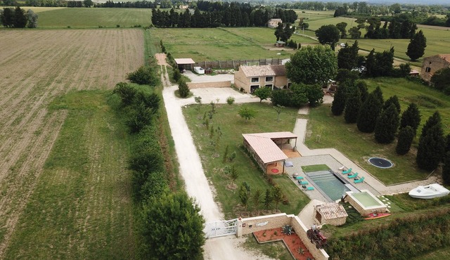 Completely renovated 17th-century Provencal farmhouse