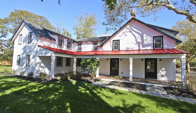 Completely Renovated Historical Home - The Black and White House