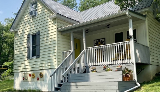 Completely Renovated house 5 Minutes from downtown Hannibal Historic District.