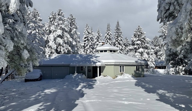 Completely Renovated House w/2 Entertaining Areas - Right off the golf course!