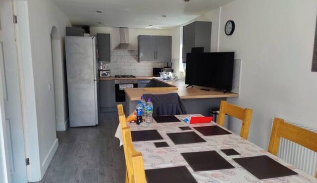 Completely Renovated House with 4 Double Beds