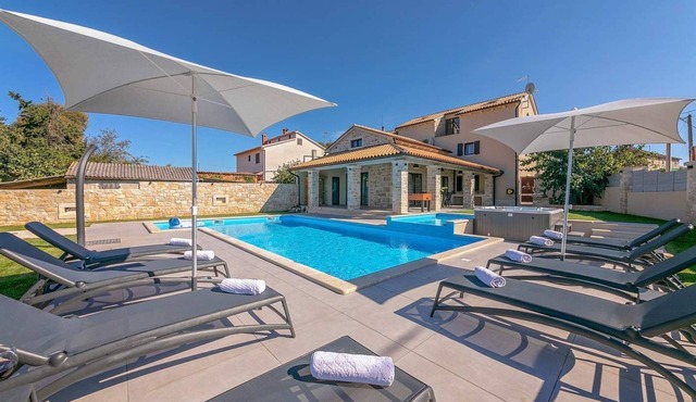 Completely renovated Villa M with pool on an enclosed property