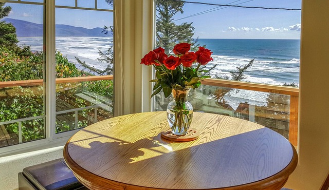 Completely Renovated Ocean View cottage. Walk to the beach!