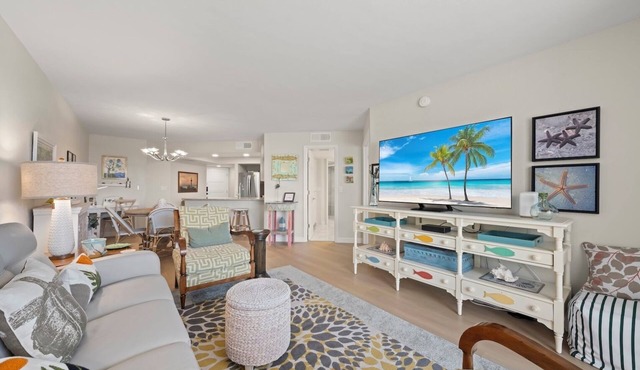 Completely renovated one bedroom on the beach, 65' Samsung TV tennis, pool.