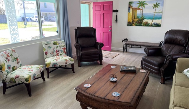 Completely RENOVATED-Clearwater Beach🌴 spotless, pet-fenced 2 min walk to beach