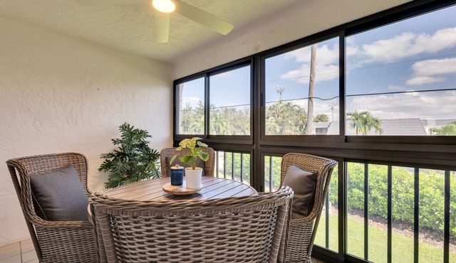 Completely Renovated 2 bed, 5 Star Condo. Pool and Tennis Close to the Beach