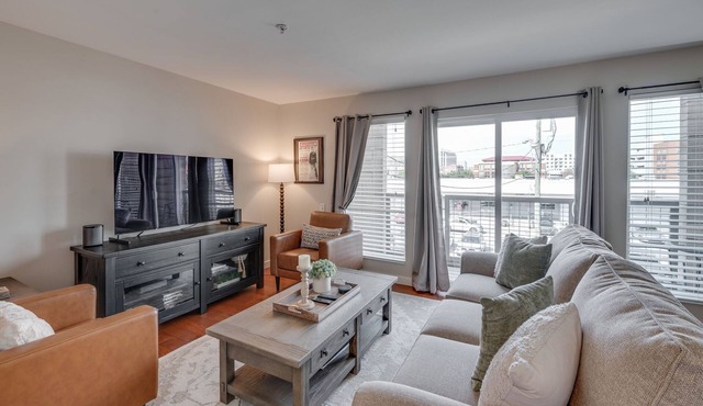 Completely Renovated Luxe 1 bedroom condo, walking distance to downtown!