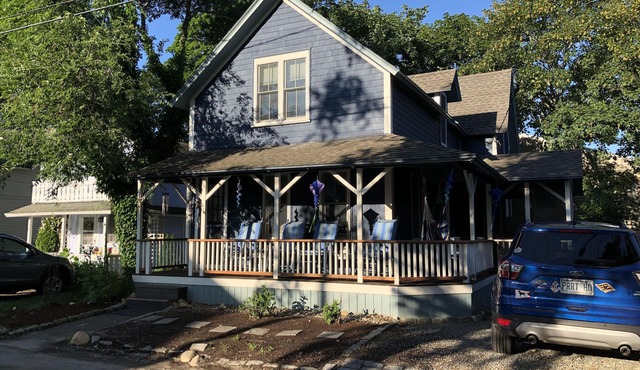 Completely renovated, air conditioned cottage close to the beach. Dog friendly.