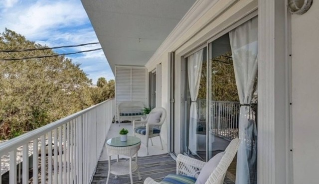 Completely updated condo in perfect location 2 blocks to beach and Ocean Drive