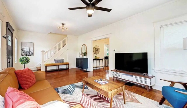 Completely Updated Home-sleeps 6-Centrally Located