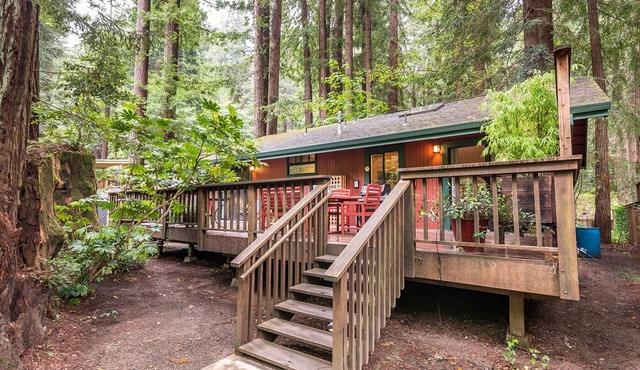 Complimentary Wine, Spa, Creekside Private Deck, Dog Friendly!