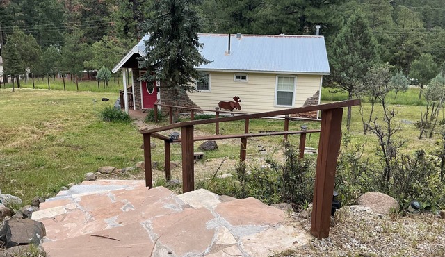COMY, COZY COTTAGE! HOT TUB ! PETS BY APPROVAL. nTIME TO BOOK FOR SUMMER!