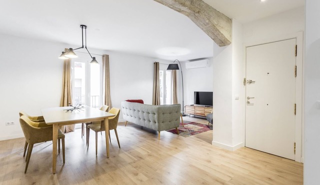 Con una ubicación céntrica en uno de los barrios más modernos de Madrid, este espacioso apartamento de 2 dormitorios de 130m2 en el primer piso es la plataforma de lanzamiento perfecta para explorar la vida en la ciudad.